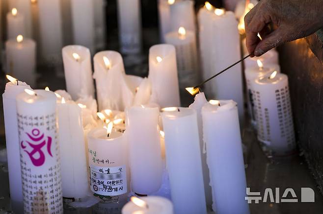 [서울=뉴시스] 정병혁 기자 = 2025학년도 대학수학능력시험을 11일 앞둔 3일 서울 종로구 조계사를 찾은 시민들이 소원을 담아 향을 피우고 있다. 2024.11.03. jhope@newsis.com