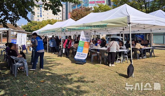 [시흥=뉴시스] 시흥시 대야·신천행정복지센터가 원도심 주민들의 복지 향상을 위해 지난 3월부터 민·관 협력사업인 ‘찾아가는 복지 5일장’을 운영하고 있다. (사진=시흥시 제공). 2024.11.03.photo@newsis.com