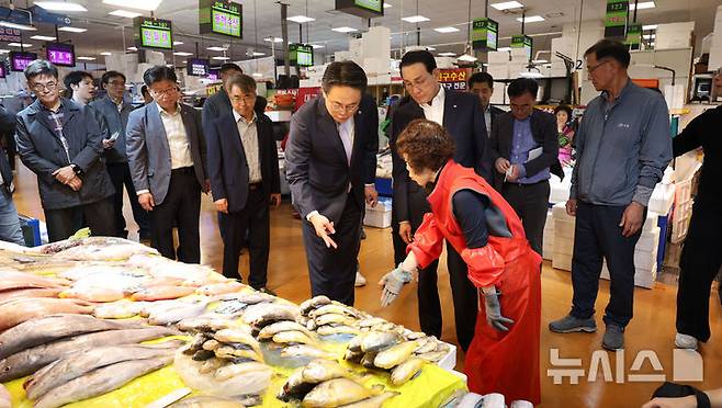 [서울=뉴시스] 김선웅 기자 = 강도형 해양수산부 장관과 노동진 수산업협동조합중앙회(수협) 회장이 2일 서울 동작구 노량진수산시장에서 수산대축제 참석 전 수산시장을 점검하며 상인들과 대화를 나누고 있다. 2024.11.02. mangusta@newsis.com