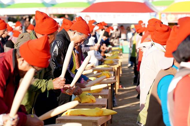 '2024 청송사과축제'에서 '꿀잼 사과 난타'가 열리고 있다. (사진=청송군 제공)  *재판매 및 DB 금지