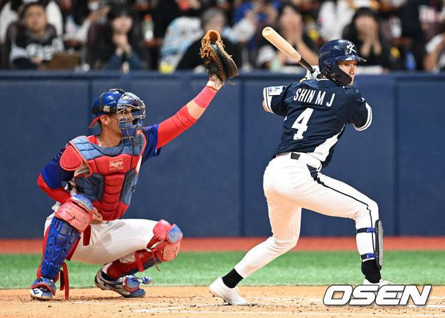 [OSEN=고척, 이대선 기자] 류중일 감독이 이끄는 프리미어12 대표팀이 2일 서울 고척스카이돔에서  ‘2024 K-베이스볼 시리즈’ 쿠바 대표팀과 평가전을 가졌다.프리미어12 대표팀은 1~2일 서울 고척스카이돔에서 쿠바와 두 차례 평가전을 치른 뒤, 이틀 통해 최종 엔트리(28명)을 결정한다.&nbsp;2회초 2사 2루에서 한국 신민재가 볼넷을 얻어내고 있다. 2024.11.02 /sunday@osen.co.kr