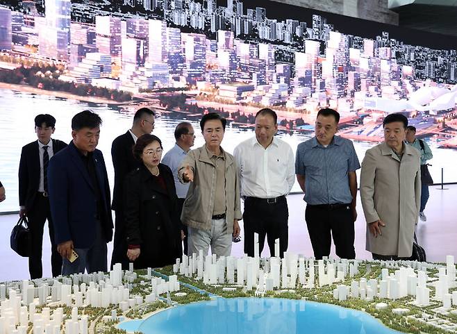 김태흠 지사는 30일 장구이팡 쓰촨대 진장학원 이사장과 선전시 현대미술 및 기획전시관을 방문했다.