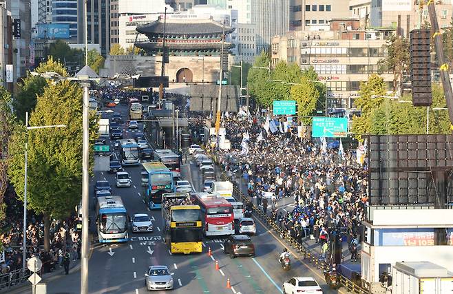 2일 서울 중구 서울역 일대에서 이재명 대표, 박찬대 원내대표 등 지도부가 참가한 가운데 더불어민주당 주최로 김건희 윤석열 국정농단 규탄·특검 촉구 국민행동의날 집회가 열리고 있다.    연합뉴스