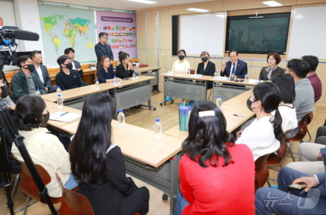 29일 서거석 전북도교육감이 악성민원으로 진통을 겪고 있는 전주의 한 초등학교를 방문해 교사 및 학부모들과 간담회를 갖고 있다. 사진 제공=전북교육청