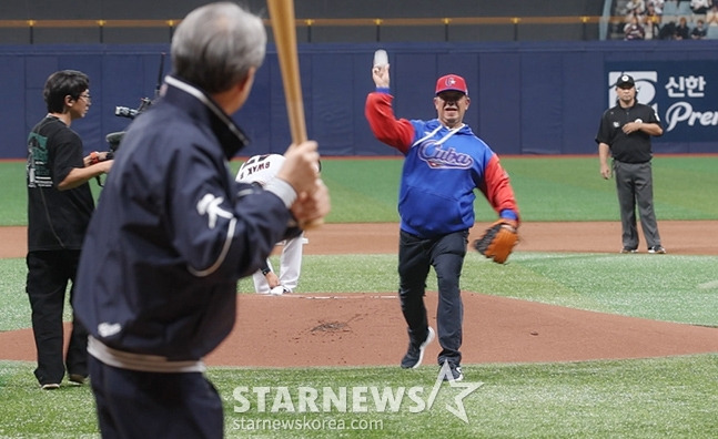 [포토] 한국-쿠바 평가전 'WBSC 시구 시타는 외교다'