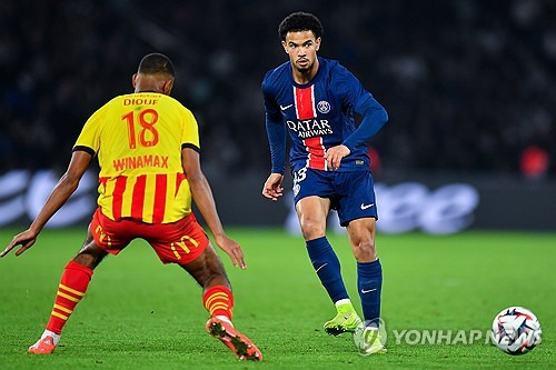 파리 생제르맹(PSG)은 3일(한국시간) 프랑스 파리에 위치한 파르크 데 프랭스에서 열린 RC랑스와의 2024-25시즌 프랑스 리그1 10라운드 홈경기에서 우스만 뎀벨레의 결승골에 힘입어 1-0 승리를 거뒀다. 이날 이강인은 후반 16분 교체로 들어와 후반 추가시간을 포함해 약 34분 정도 그라운드를 뛰었다. 이강인은 동료에게 완벽한 득점 찬스를 만들어 도움을 올릴 기회를 얻었으나 슈팅이 골키퍼 정면으로 향해 아쉽게 무산됐다. 연합뉴스