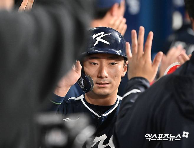 대표팀 내야수 신민재는 2일 고척스카이돔에서 열린 '2024 K-BASEBALL SERIES with TVING' 쿠바 대표팀과 평가전에서 9번타자 2루수로 선발 출전했다. 이날 멀티히트를 쳐 팀 승리에 보탬이 됐다. 그는 멀티플레이어로 주포지션은 내야지만, 팀 상황상 부족한 팀 외야진을 채워야 한다. 고척, 김한준 기자