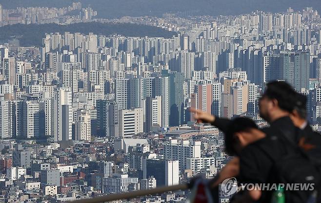 서울 남산에서 바라본 시내 아파트 단지. [연합뉴스 자료사진]