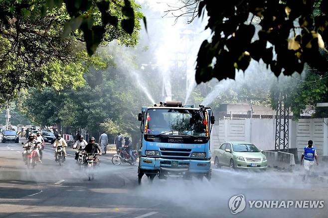 2일 공기질 악화에 도로에 물을 뿌리는 라호르시 당국 [EPA 연합뉴스 자료사진. 재판매 및 DB 금지]