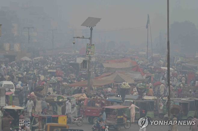 2024년 10월 29일 짙은 스모그에 싸인 라호르시  [EPA 연합뉴스 자료사진. 재판매 및 DB 금지]