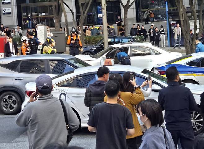 지난 2일 오후 1시 39분쯤 서울 강남구 역삼동 국기원입구사거리에서 강남역 12번 출구로 향하는 테헤란로에서 20대 여성 A씨가 운전하던 차가 차량 7대를 잇달아 들이받았다. 사진은 해당 사고 현장. (사진=연합뉴스)