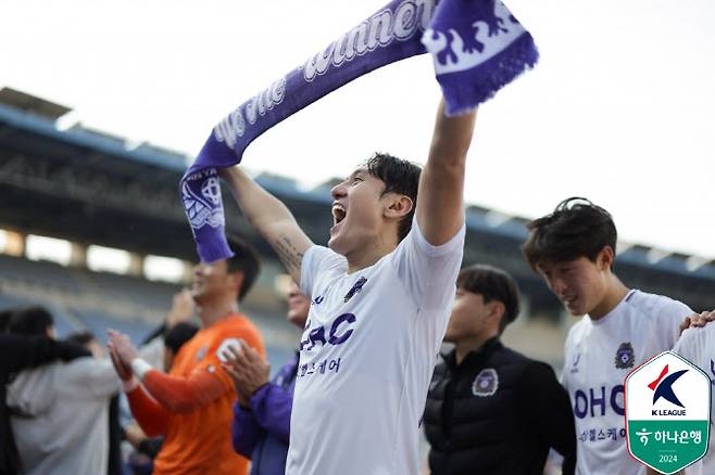 김동진(안양)이 팬들과 기쁨을 나누고 있다. 사진=한국프로축구연맹