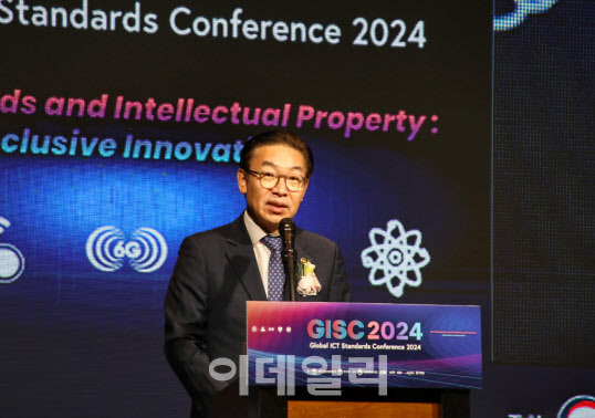 4일 서울 서초의 엘타워에서 ‘글로벌 ICT 표준 컨퍼런스(GISC) 2024’ 개막식이 열린 가운데 김완기 특허청장이 환영사를 하고 있다. (사진=특허청 제공)