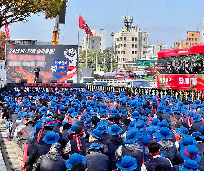 지난달 28일 현대트랜시스 노조원 등 1000여 명이 현대차·기아 양재사옥 앞에서 집회를 진행하고 있는 모습.(사진=독자 제공)