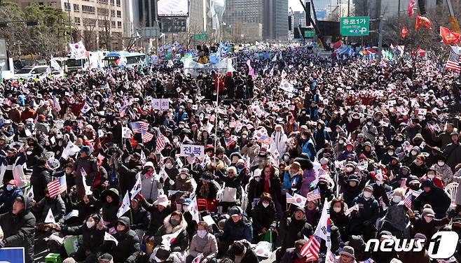 1일 오후 서울 중구 세종대로와 광화문역 일대에서 열린 자유통일당 등 보수단체 3.1절 집회에서 참가자들이 태극기와 성조기를 흔들고 있다. 2024.3.1/뉴스1 ⓒ News1 김명섭 기자