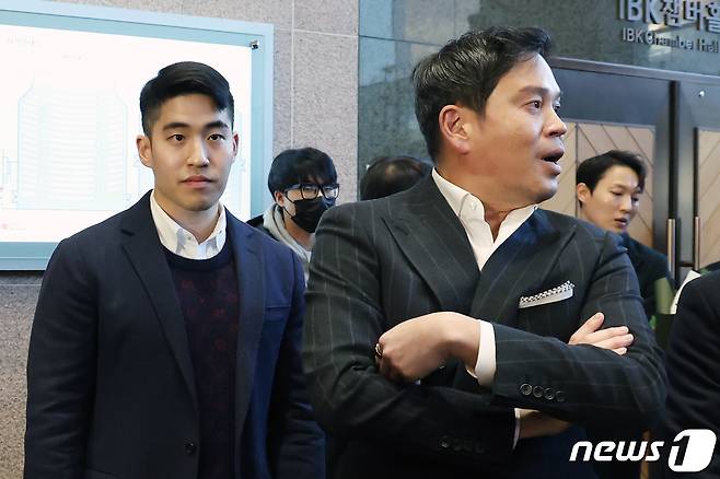 정용진 신세계그룹 부회장이 지난해 12월23일 서울 서초구 예술의 전당에서 열린 배우자 한지희 씨의 플루트 독주회가 끝난 뒤 장남 정해찬 씨와 나란히 서 한지희 씨를 기다리고 있다. 2023.12.23/뉴스1 ⓒ News1 민경석 기자