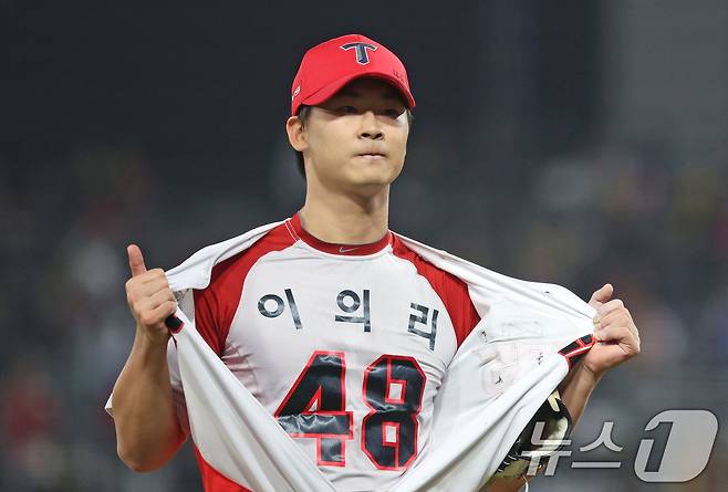 28일 오후 광주 기아챔피언스필드에서 열린 프로야구 '2024 신한 SOL 뱅크 KBO 포스트시즌' 한국시리즈 5차전 삼성 라이온즈와 KIA 타이거즈의 경기, 6회초 KIA 중간 계투 곽도규가 2사 1루 상황을 무실점으로 막아낸 뒤 이의리가 적힌 셔츠를 보이고 있다. 2024.10.28/뉴스1 ⓒ News1 장수영 기자