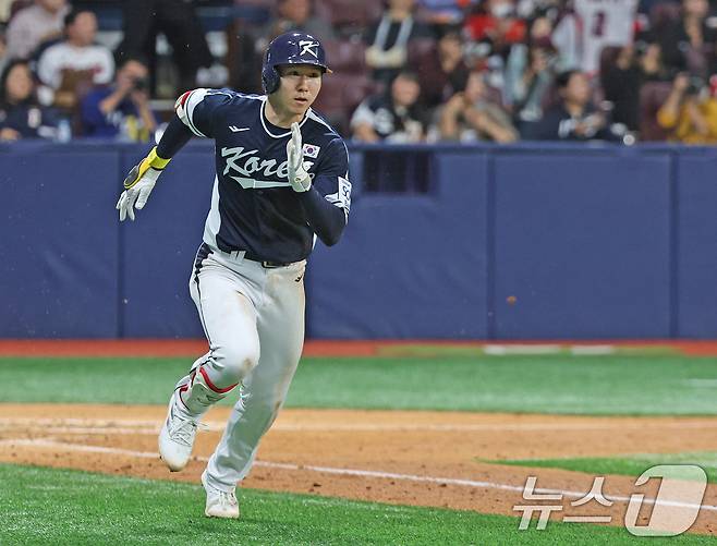 2일 오후 서울 구로구 고척스카이돔에서 열린 '2024 K-BASEBALL SERIES' 대한민국 야구 대표팀과 쿠바 대표팀의 평가전 2차전, 4회초 대한민국 공격 무사 1루 상황에서 박성한이 1타점 2루타를 치며 전력질주하고 있다. 2024.11.2/뉴스1 ⓒ News1 장수영 기자