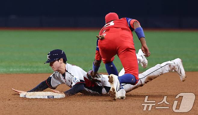 1일 오후 서울 구로구 고척스카이돔에서 열린 '2024 K-BASEBALL SERIES' 대한민국 야구 대표팀과 쿠바 대표팀의 평가전, 5회말 대한민국의 공격 2사 1루 상황에서 1루주자 박성한이 도루를 성공하고 있다. 2024.11.1/뉴스1 ⓒ News1 장수영 기자