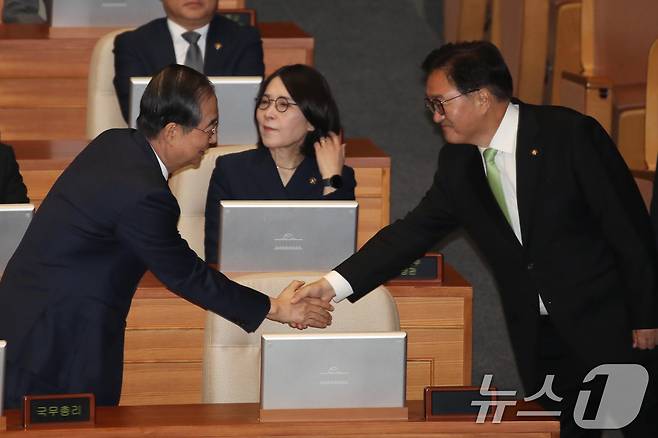 우원식 국회의장과 한덕수 국무총리가 4일 오전 서울 여의도 국회에서 열린 본회의에서 악수하고 있다. 2024.11.4/뉴스1 ⓒ News1 이광호 기자