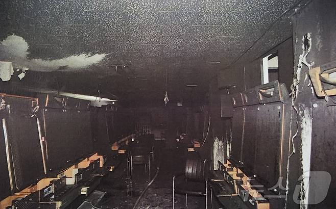 4일 오전 1시 13분쯤 대구 서구 비산동 한 성인오락실에서 불이 나 소방당국이 30여분 만에 진화했다. 사진은 불이 꺼진 건물 내부.(대구소방안전본부 제공)