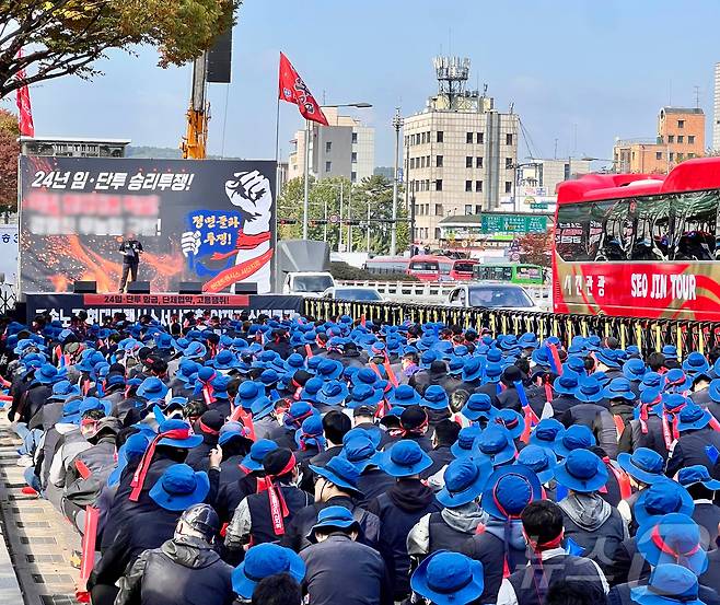 현대트랜시스 노조가 한 달 가까이 파업 중이다. 사진은 지난달 28일 노조원 등 1000여명이 현대차·기아 서울 양재사옥 앞 3개 차선을 막고 집회 중인 모습.(독자 제공)