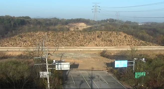 북한군이 대전차구와 성토지를 만든 경의선 일대의 모습.(합참 제공)