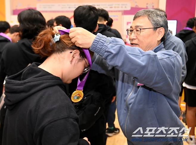 제3회 서울림운동회가 2일 서울대학교 종합체육관에서 열렸다. 정근식 서울시교육감이 서울사대부고 학생들에게 메달을 수여하고 있다. 허상욱 기자 wook@sportschosun.com/2024.11.02/