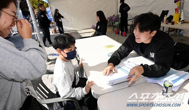 2024 서울림운동회가 2일 서울대학교 종합체육관에서 열렸다. 서울대 진로상담 부스를 체험 참가자들의 모습. 허상욱 기자 wook@sportschosun.com/2024.11.02/