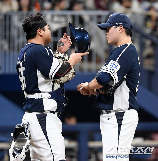 2024 WBSC 프리미어12 대한민국 야구 대표팀과 쿠바 대표팀의 평가전이 2일 서울 고척스카이돔에서 열렸다. 포수 한준수와 최지민이 숨을 고르고 있다. 고척=박재만 기자 pjm@sportschosun.com/2024.11.02/