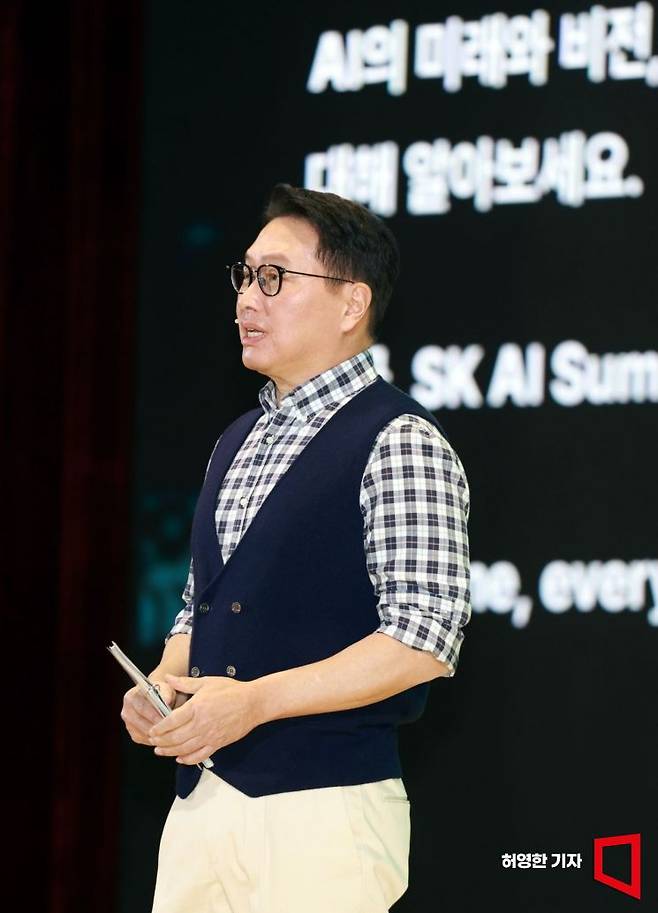 서울 코엑스에서 4일 개막한 SK AI 서밋(Summit)에서 최태원 SK 회장이 개막 연설을 하고 있다. 허영한 기