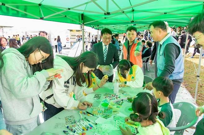 광양제철소가 광양시 자원봉사 대축제에 참가해 나눔문화 전파에 앞장섰다.［사진 제공=광양제철소］