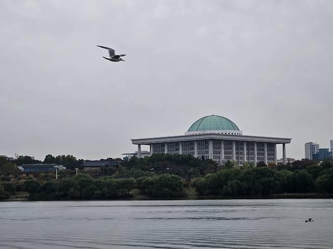 전국이 가끔 구름 많겠으나, 오전에는 중부지방과 전라권, 강원영서, 제주도에 비가 오겠다. ⓒbnt뉴스: 서울, 오늘, 내일, 주간, 전국날씨