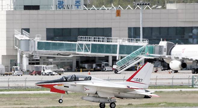 '광주공항 이전'을 둘러싼 갈등이 커지고 있다. 광주시는 광주공항의 민간·군 공항 모두 전남 지역으로 옮기려 하지만, 이전 후보 지역인 무안 등에서 민간공항만 받겠다고 맞서고 있기 때문이다. 사진은 작년 4월 광주공항에 공군 제1 전투 비행단 훈련기가 착륙하는 모습. /연합뉴스