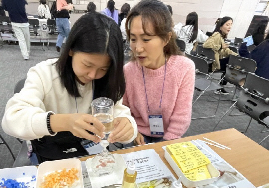 '마음ON' 행사 참가자가 나만의 아로마 디퓨저를 제작하고 있다. [우미건설 제공]