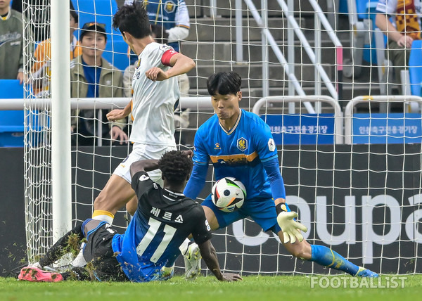 제르소(가운데, 인천 유나이티드), 김경민(오른쪽, 광주FC). 서형권 기자