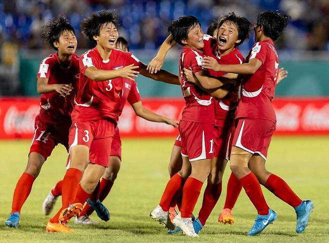 북한 17살 이하 여자축구대표팀이 4일(한국시각) 도미니카공화국에서 열린 국제축구연맹 U-17 월드컵 결승전 스페인과의 승부차기에서 우승을 확정한 뒤 얼싸안고 있다. 산토도밍고/AFP 연합뉴스