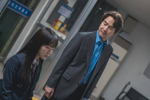 드라마 '이토록 친밀한 배신자' 속 고2 장하빈(채원빈·왼쪽)을 그의 아버지이자 프로파일러인 장태수(한석규)는 살인범으로 의심한다. 극에서 비극적 부녀를 연기하지만, 두 사람의 인연은 23년 전으로 거슬러 올라간다. 채원빈은 한석규가 둘째 딸을 얻은 산부인과에서 이틀 뒤 태어났다. MBC 제공