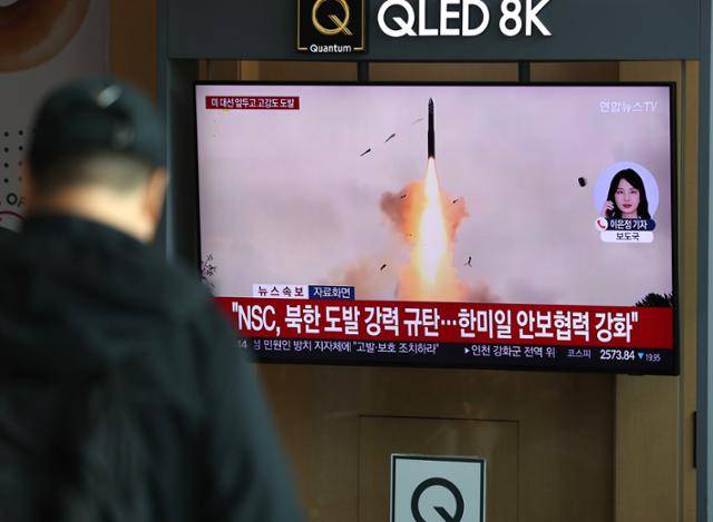 북한이 동해상으로 장거리 탄도미사일(ICBM)을 발사한 10월 31일 오전 서울역 대합실에서 시민들이 관련 뉴스를 시청하고 있다. 뉴시스