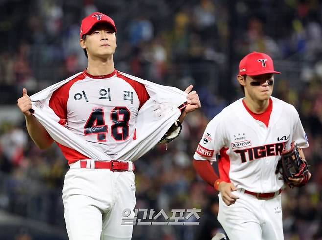 2024 프로야구 KBO 포스트시즌 KIA타이거즈와 삼성라이온즈의 한국시리즈(KS) 5차전 경기가 28일 오후 광주 기아챔피언스필드에서 열렸다. 6회초 구원등판해 수비를 마친 곽도규가 유니폼 안에 이의리의 이름과 배번이 새겨진 옷을 보이며 마운드를 내려가고 있다. 광주=김민규 기자 mgkim1@edaily.co.kr