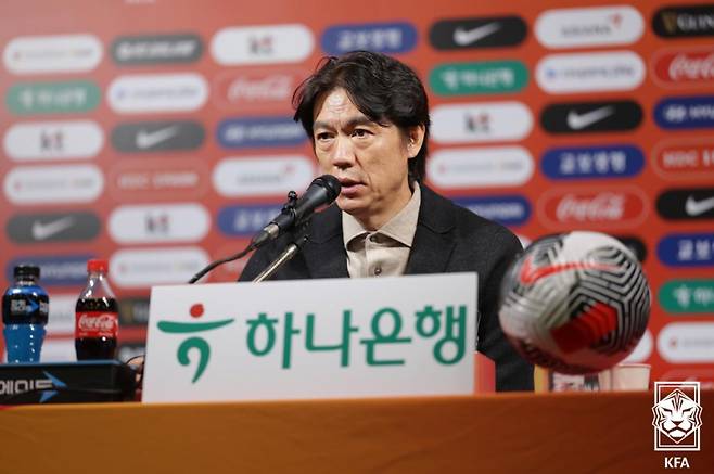 홍명보 축구대표팀 감독이 4일 축구회관에서 기자회견을 열고 2026 FIFA 북중미 월드컵 아시아 3차 예선에 나설 26인 명단을 발표한 뒤 소감을 밝히고 있다. 사진=대한축구협회