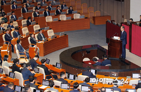 한덕수 국무총리가 4일 오전 서울 여의도 국회 본회의에서 윤석열 대통령을 대신해 2025년도 예산안 및 기금운용계획안에 대해 시정연설을 하고 있다. [사진=곽영래 기자]