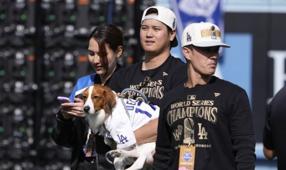 아내, 반려견과 함께 LA 다저스 우승 축하 행사에 참석한 오타니 쇼헤이(가운데). [AP=연합뉴스]