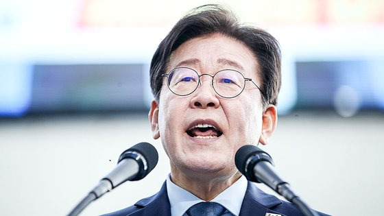 이재명 더불어민주당 대표가 지난 2일 오후 서울 중구 서울역 인근에서 열린 ‘김건희 국정농단 범국민 규탄대회’에서 발언하고 있다. 뉴스1