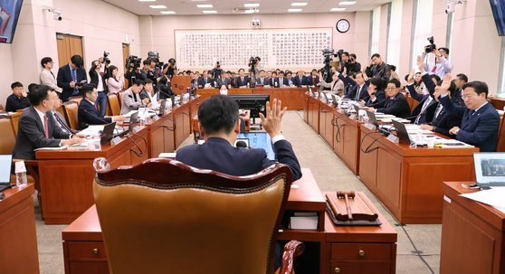 4일 오후 서울 여의도 국회에서 열린 법제사법위원회 전체회의에서 '윤석열 대통령 배우자 김건희의 주가조작 사건 등의 진상규명을 위한 특별검사 임명 등에 관한 법률안'이 표결을 거쳐 상정되고 있다. 연합뉴스