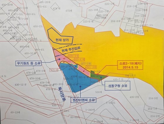 노란색이 재건축 구역으로 지정돼 있는 곳이고, 분홍색 부분이 우기원씨 등이 소유하고 있는 땅인데 이 땅의 일부가 현재 이 아파트의 유일한 차량 통행로다. 주민 제공