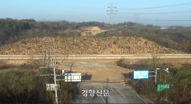 북한이 경의선 군사분계선(MDL) 북쪽 약 100m 지점에 전차의 이동을 막기 위한 구덩이를 파고, 흙으로 언덕을 쌓았다. 사진 가운데 콘크리트 구조물이 전차 이동을 막기 위한 구덩이이며, 그 뒷 편이 토성이다. 합동참모본부 제공