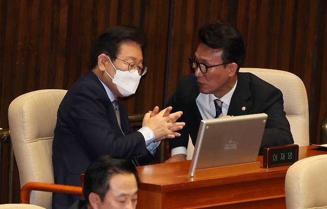 골똘 이재명 더불어민주당 대표(왼쪽)와 김민석 최고위원이 4일 국회 본회의장에서 열린 2025년도 예산안 시정연설에 참석해 대화하고 있다. 연합뉴스