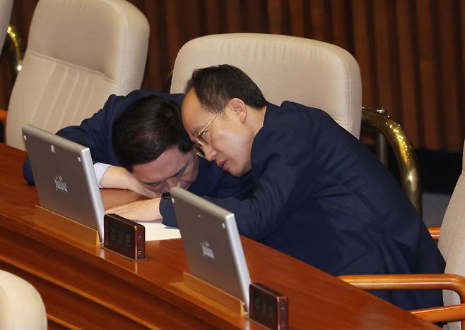 심각 추경호 국민의힘 원내대표(오른쪽)가 4일 국회 본회의에서 한덕수 국무총리의 시정연설을 들으며 김기현 의원과 대화하고 있다. 연합뉴스