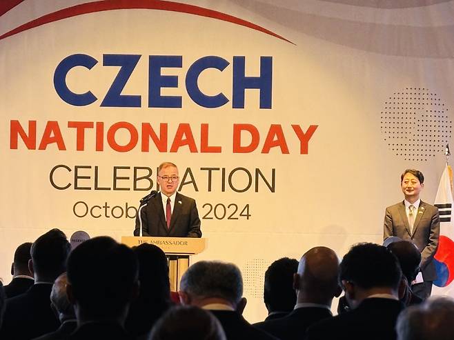 Czech Ambassador to Korea Ivan Jancarek (left) speaks at an event commemorating Independence Day of the Czech Republic at Ambassador Seoul Pullman Hotel in Jung-gu, central Seoul on October 28. (Sanjay Kumar/ The Korea Herald)